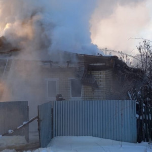 Во Владимирской области 18 спасателей съехались к горящему частному дому