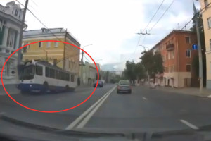 Момент столкновения троллейбуса со столбом попал на видео