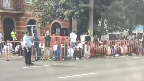 Во Владимире сотни мусульман выстроились у мечети в Добром