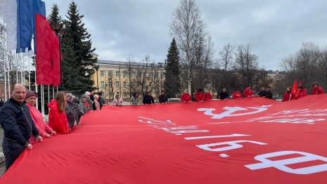 Во Владимире и Коврове развернут масштабную копию Знамя Победы