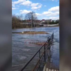 Деревню под Александровом отрезало после затопления моста