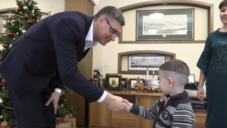Владимирский губернатор подарил бластер 4-летнему мальчику