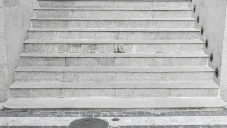 Жительница Кольчугино отсудила около миллиона рублей за падение у магазина