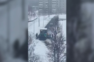 Во Владимире уложили новый асфальт поверх сугробов