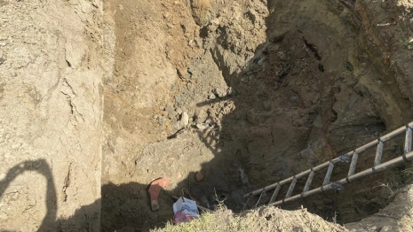 При реконструкции канализации в Радужном 40-летнего мужчину насмерть засыпало грунтом