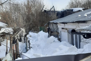 В Коврове снег с крыши завалил выход из частного дома пенсионера