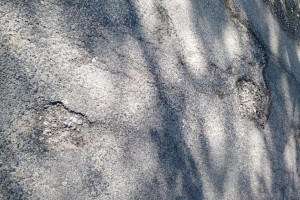 В Кольчугинском районе дорога к деревне Ваулово утонула в ямах