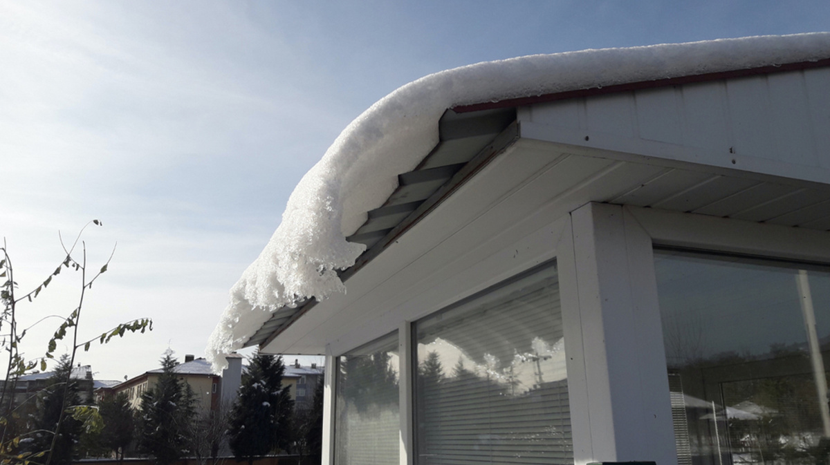 Снег с крыши на дорогу. Снег на козырьке. Защита трубы от снега на крыше. Снег на крыше. Подогрев крыши от снега.