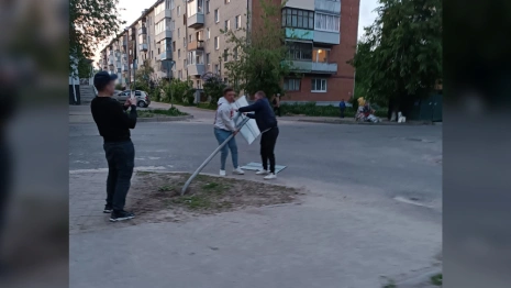 Во Владимире арестовали пытавшихся вырвать дорожный знак братьев