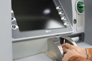 Во Владимире студенты-волонтеры убедили бабушку не переводить 300 тыс. рублей мошенникам