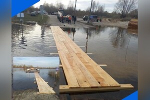
В затопленном из-за половодья Меленковском районе запустили переправу для пешеходов 