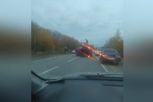 На трассе под Владимиром перевернулся красный фургон