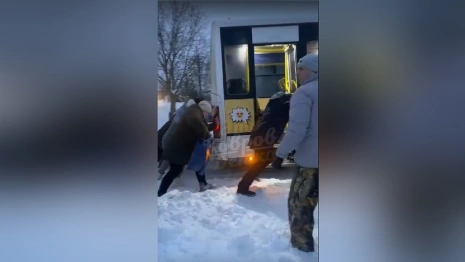 В Коврове пассажиры вытолкали забуксовавшую маршрутку