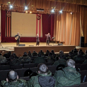 Для мобилизованных во Владимирской области выступили исполнители хита «Мама, я танцую»