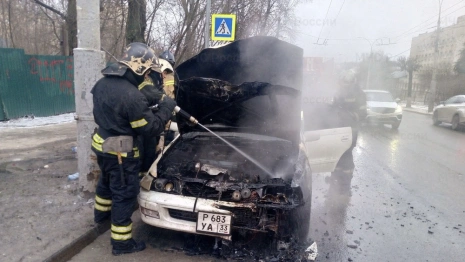 На улице Горького во Владимире загорелась иномарка