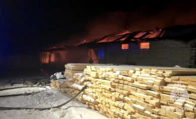 В Гусь-Хрустальном мощный пожар охватил пилораму