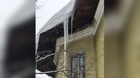 В Кольчугино с крыши двухэтажки повисли огромные сосульки
