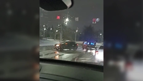 Во Владимире на ледяной дороге занесло две легковушки