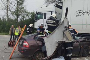 На М-7 под Суздалем легковушка влетела в припаркованную на обочине фуру