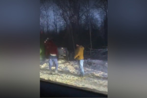 Во Владимирской области на снежной трассе машина улетела в кювет