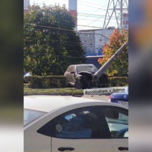 Во Владимире у «Автоприбора» иномарка влетела в столб