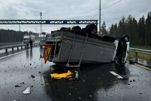 Во Владимирской области на платнике М-12 иномарка влетела в большегруз