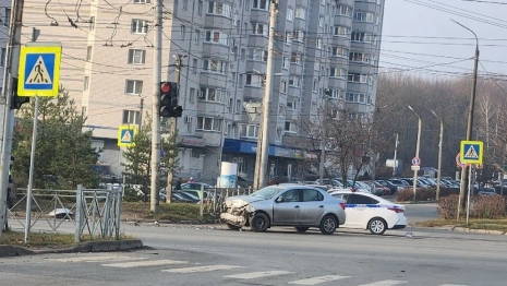 Во Владимире у парка «Дружба» столкнулись грузовик и легковушка