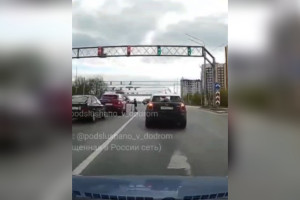 Во Владимире ребенок на самокате бросился под колеса авто