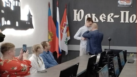 В Юрьев-Польском бойцу СВО вручили медаль «За храбрость»