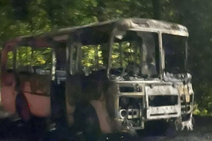 В Юрьев-Польском у здания сельхозуправленря сгорел автобус ПАЗ
