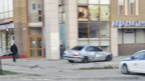 Иномарка врезалась в здание в центре Владимира
