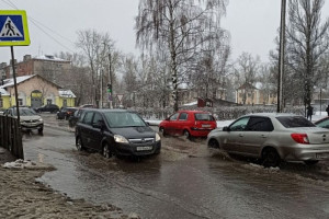Жители Юрьевца пожаловались на затопленные пешеходный и подземный переходы