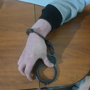 В Коврове мужчина заковал себя наручниками