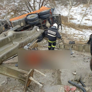 Пассажир мусоровоза и дорожный рабочий погибли в ДТП с 2 большегрузами под Камешково