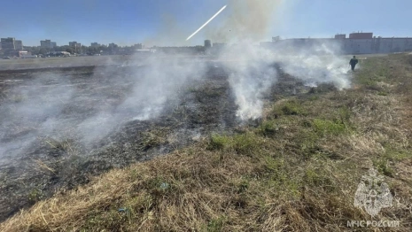 На Семязино во Владимире загорелась сухая трава