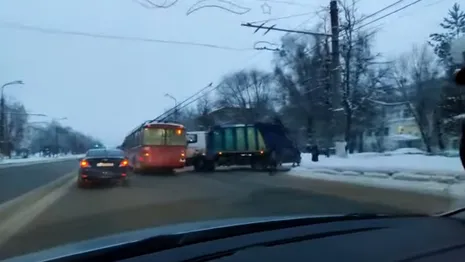 Во Владимире мусоровоз влетел в троллейбус