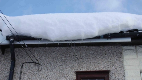 Жителей Владимирской области предупредили о сходе снега с крыш и падении сосулек