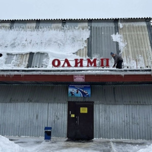 В Красной Горбатке над крышей детского спортивного центра повисли сосульки