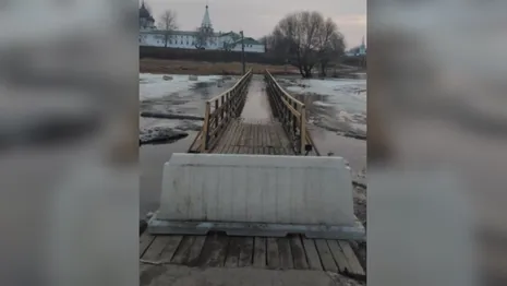 В Суздале из-за паводка запретили движение по пешеходным мостам