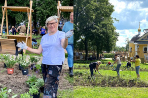 В Суздале вокруг Торговой площади высадили 4 тыс. кустов