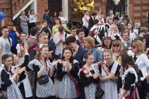 Слезы радости и прощальный вальс. Как прошел последний звонок-2023 во Владимире