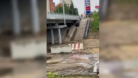 В Александрове у отремонтированного моста через овраг обрушилась часть бетонных блоков