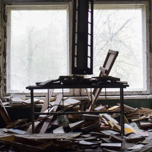 Во Владимирской области приставы выселили захламившую квартиру 65-летнюю женщину