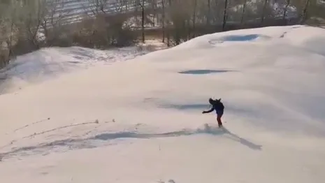Экстремальный спуск сноубордистки со смотровой площадки во Владимире сняли на видео