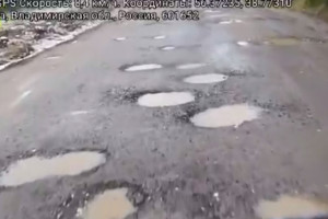 Жители деревни под Александровом остались без скорой и такси из-за разбитой дороги