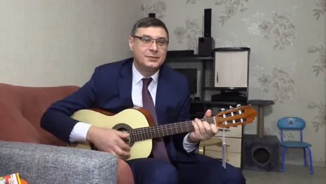 Владимирский губернатор сыграл на подаренной девочке гитаре
