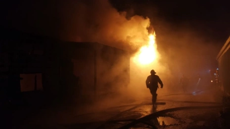 Во Владимирской области спустя 3,5 часа потушили огонь на мебельном производстве