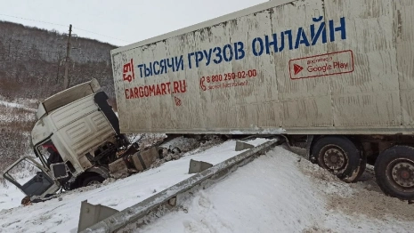 Фура вылетела с дороги на Пекинке во Владимире