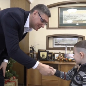 Владимирский губернатор подарил бластер 4-летнему мальчику