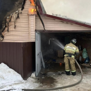 В поселке под Владимиром пострадала решившая вернуться в горящий дом женщина